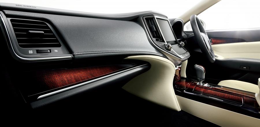 Интерьер Toyota Crown Royal Saloon G Hybrid (S210) 2015 года  (фото 7 из 7)